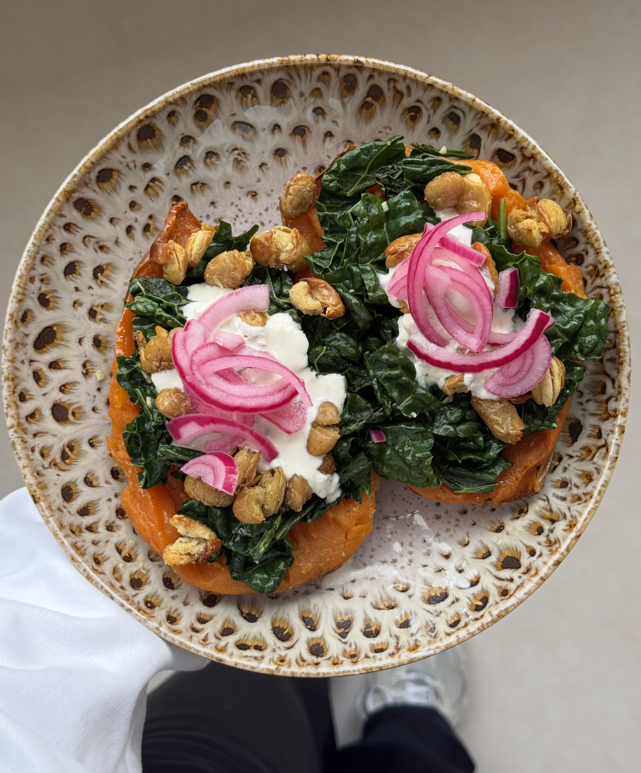 Gevulde zoete aardappel met butter beans, feta dip en pickled onions